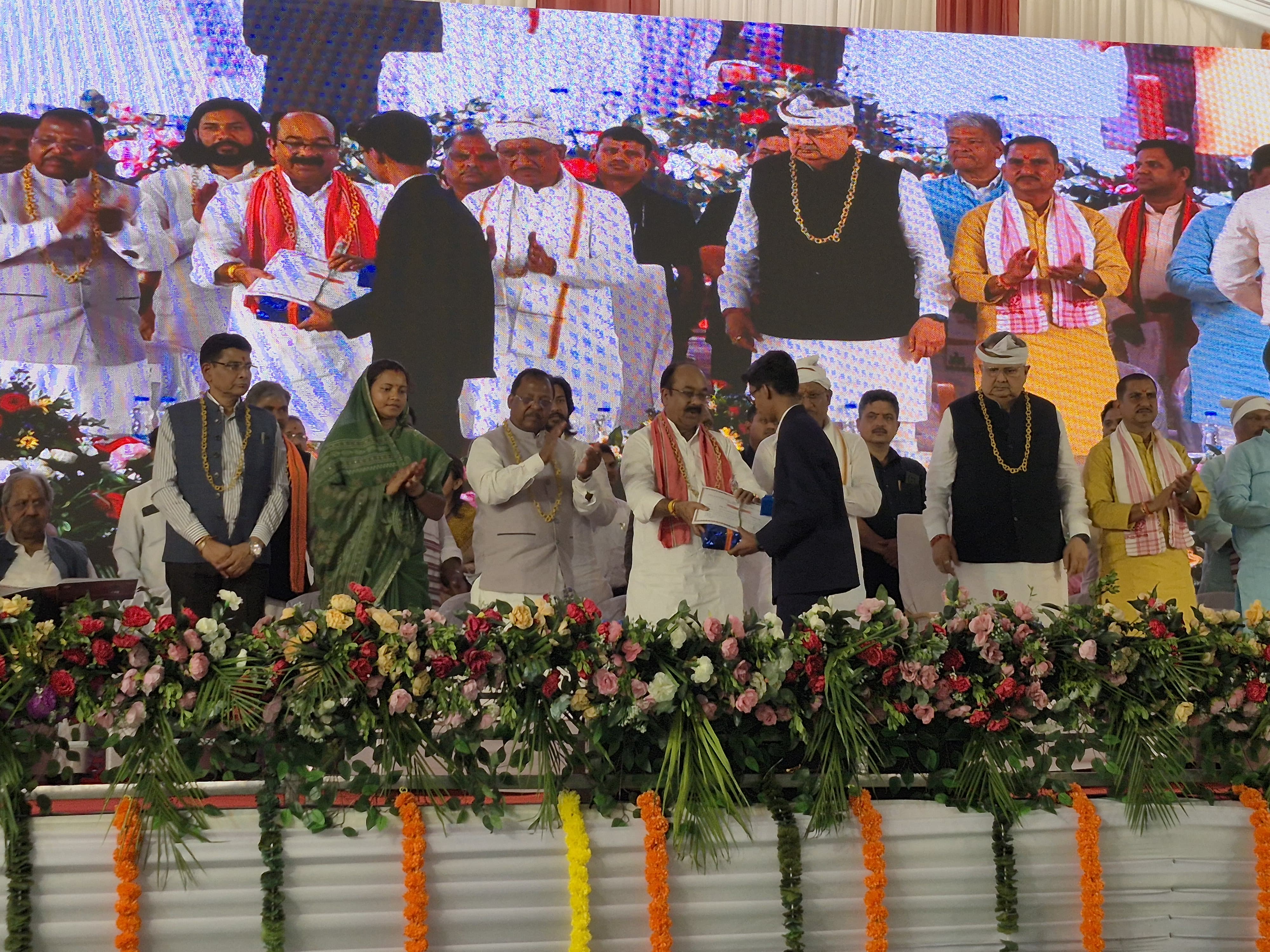 Prayas Residential Schools JEE Main 2025 felicitation group photograph